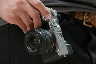 索尼发布全球最小最轻的全画幅相机Alpha7C