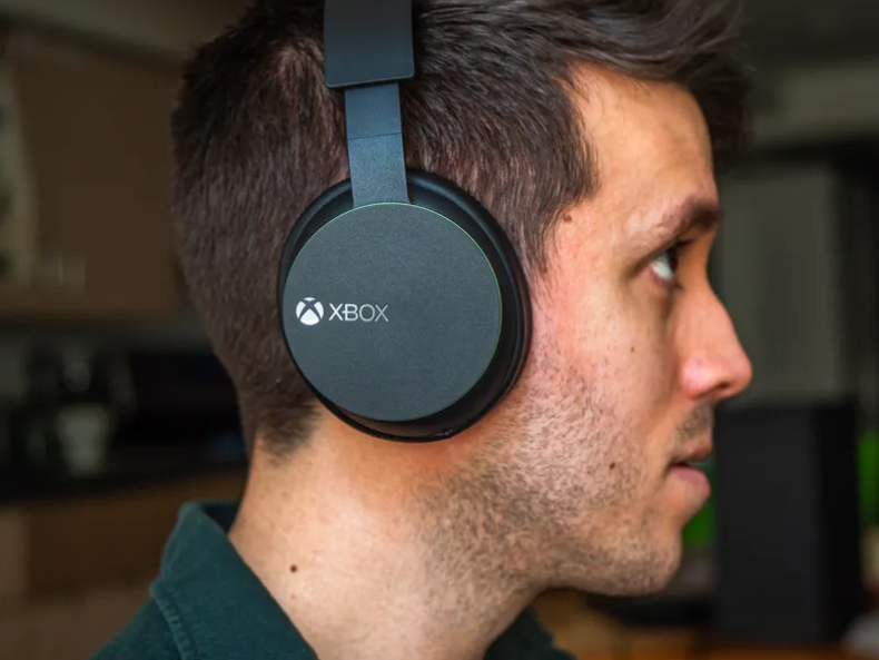 当您插入耳机时Xbox很快就会自动将您的扬声器静音