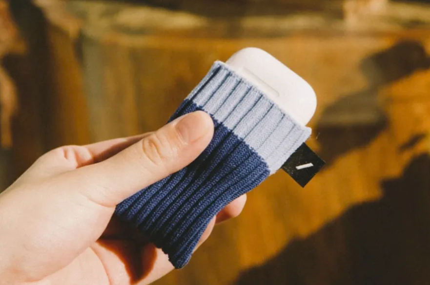 AirPod Beanies为新一代带回了臭名昭著的iPod Sock